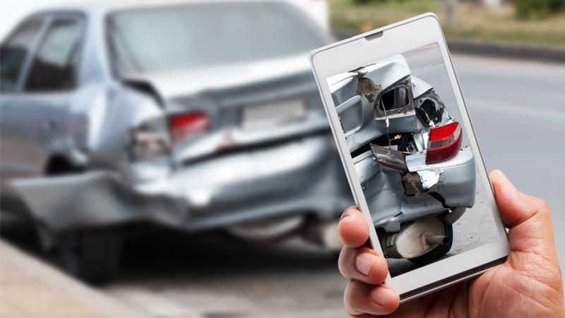 Fotodokumentácia poistnej udalosti mobilným telefónom po dopravnej nehode
